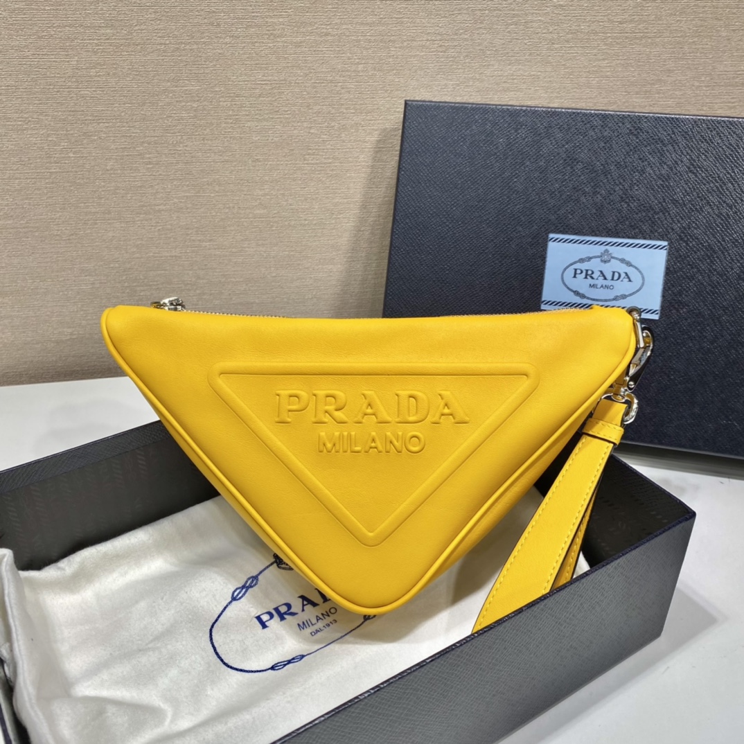 𝐏𝐑𝐀𝐃𝐀 Triangle Handbag 1NE039