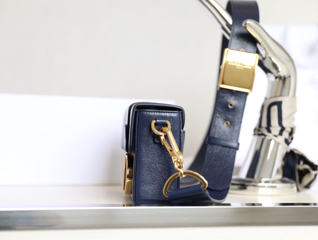 Montaigne navy blue 𝙢𝙞𝙣𝙞 box bag