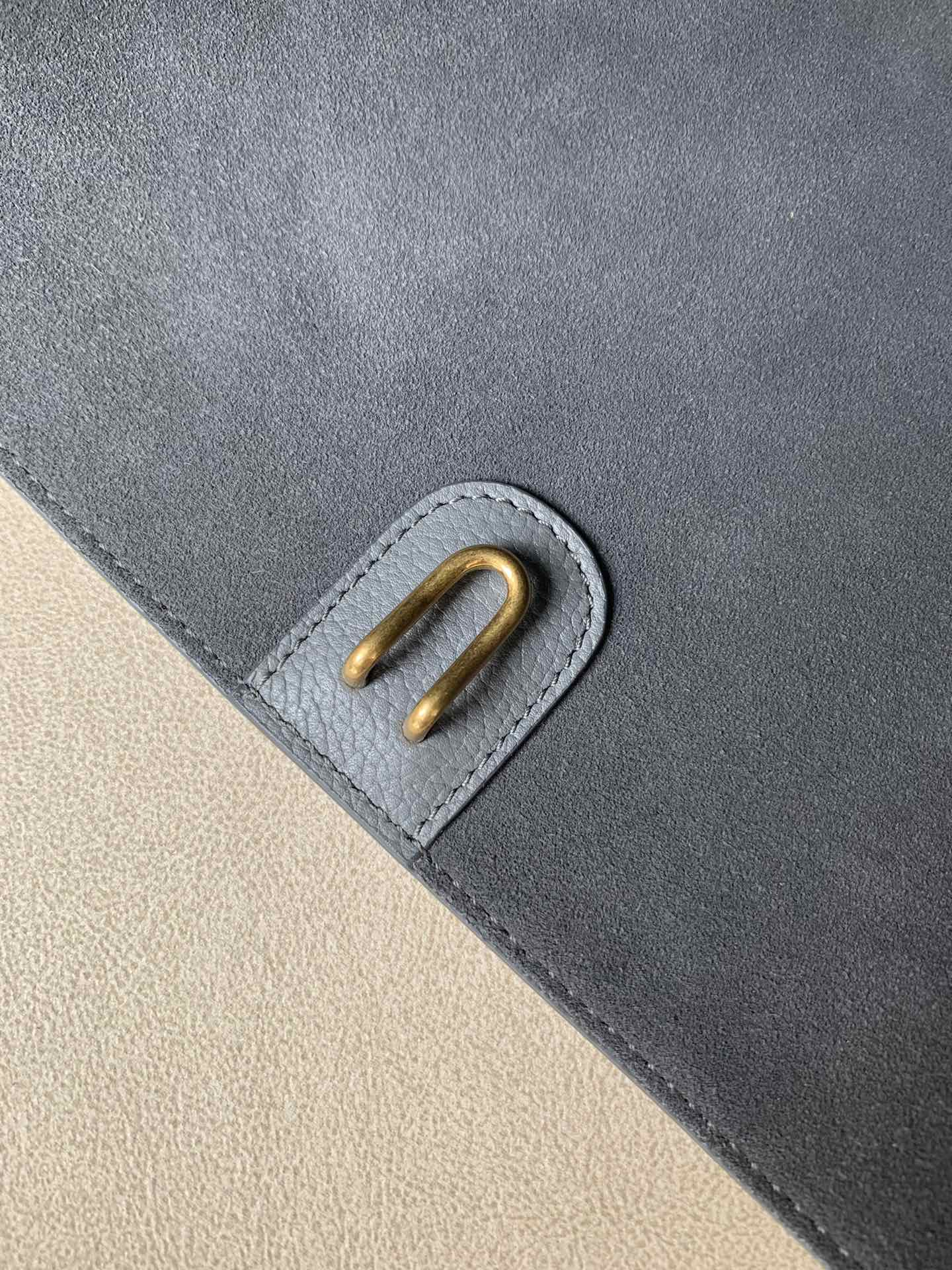 𝐂𝐞𝐥𝐢𝐧𝐞 SANGLE BUCKET bucket bag in soft grained calfskin