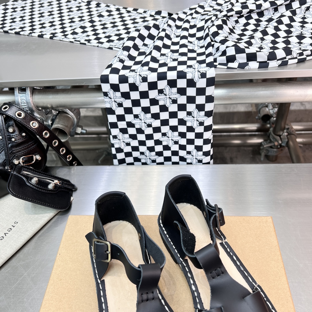 𝐒𝐭𝐞𝐯𝐞 𝐌𝐨𝐧𝐨｜𝟐𝟎𝟐𝟑𝐒𝐒/𝐧𝐞𝐰 A pair of fully handmade sandals using Goodyear practices