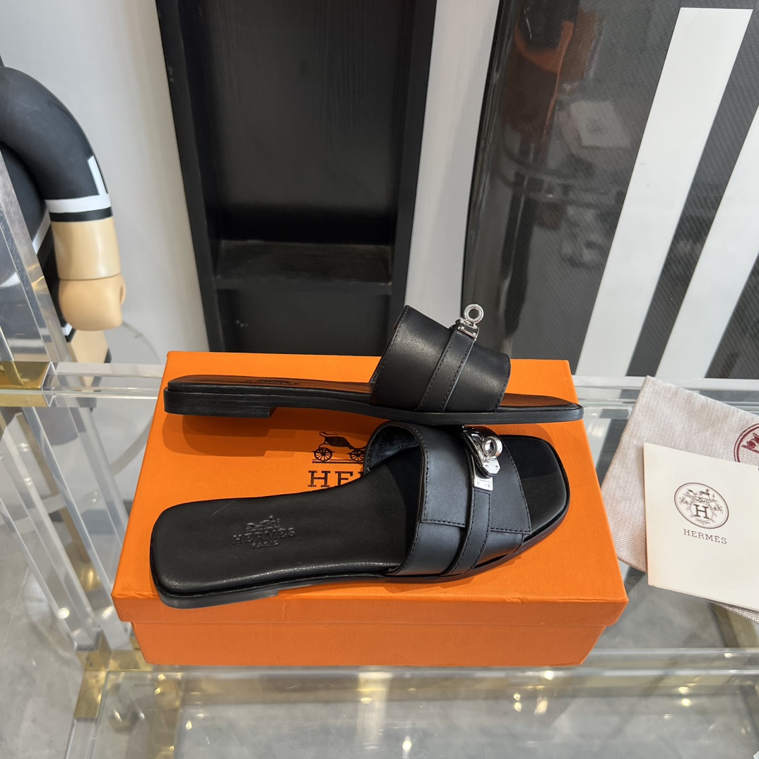 Hermes slippers 🏖️