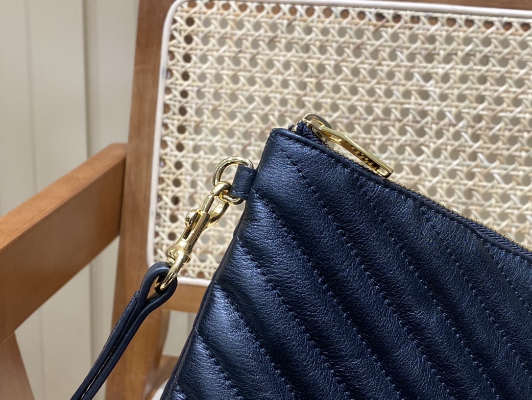 SAINT LAURENT 𝑴𝒐𝒏𝒐𝒈𝒓𝒂𝒎 𝑾𝒐𝒄  #559193