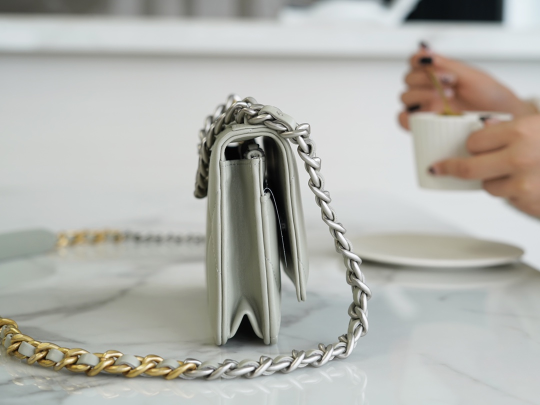 CHANEL 19Bag 𝑾𝒐𝒄 22C silver buckle light grey