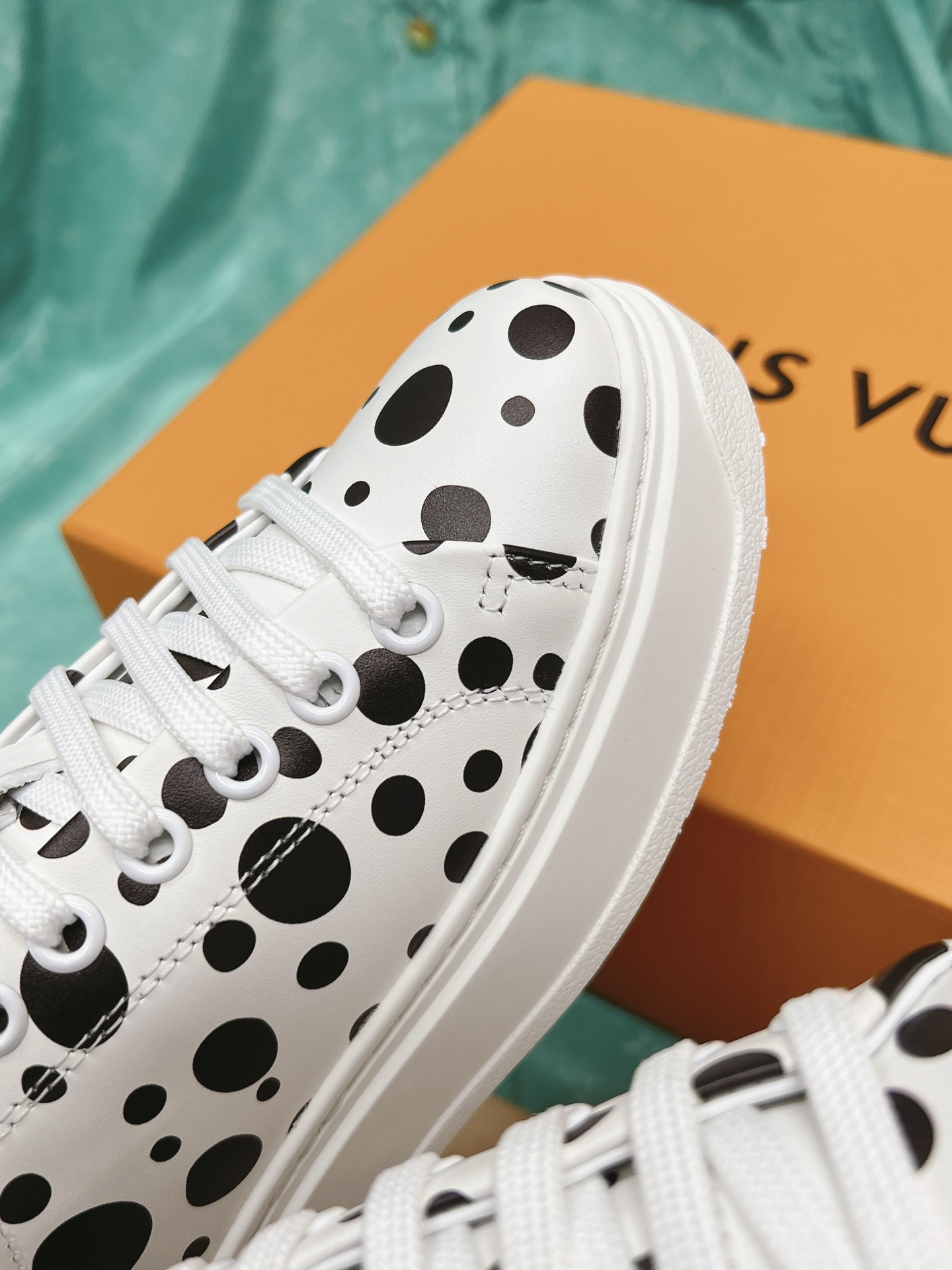 Louis Vuitton x Yayoi Kusama cooperation model classic white shoes 𝐓𝐢𝐦𝐞 𝐨𝐮𝐭 wave point sneakers