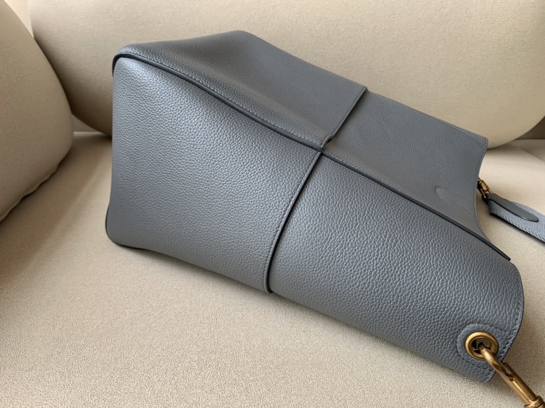 𝐂𝐞𝐥𝐢𝐧𝐞 SANGLE BUCKET bucket bag in soft grained calfskin