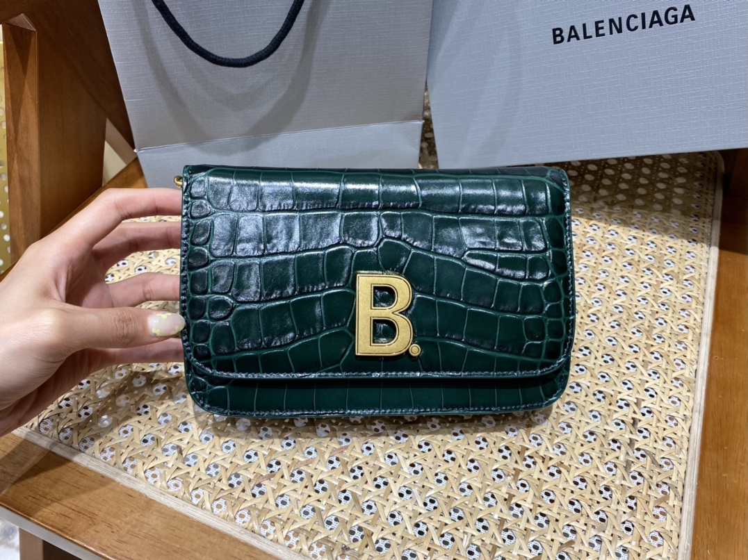 BALENCIAGA 𝘄𝗮𝗹𝗹𝗲𝘁 𝗼𝗻 𝗰𝗵𝗮𝗶𝗻 ▪️ crocodile print green gold buckle