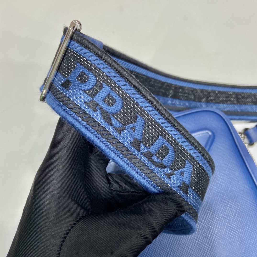 𝐏𝐑𝐀𝐃𝐀 Crossbody bag 2VH154