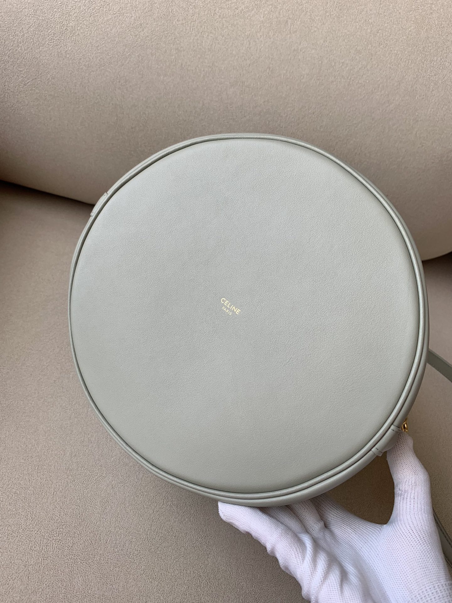 𝐂𝐞𝐥𝐢𝐧𝐞 BUCKET 16 bucket bag in smooth calfskin