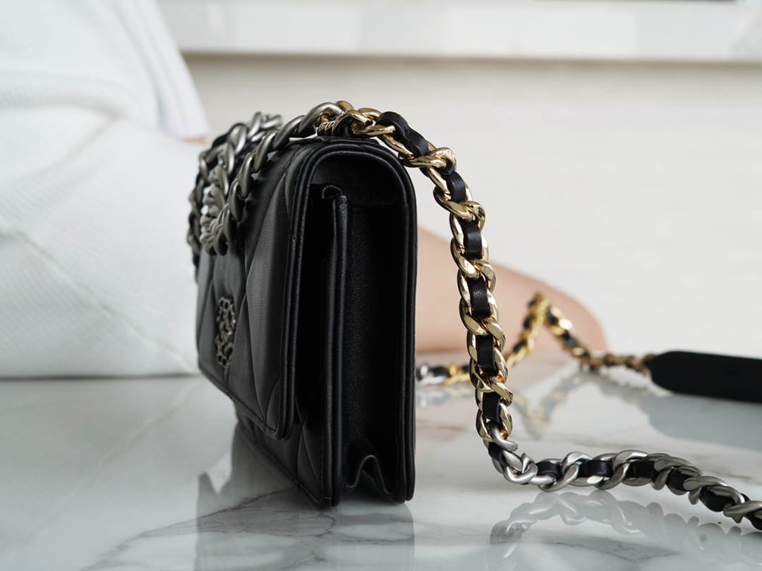 CHANEL 19Bag 𝑾𝒐𝒄 22C black with silver buckle