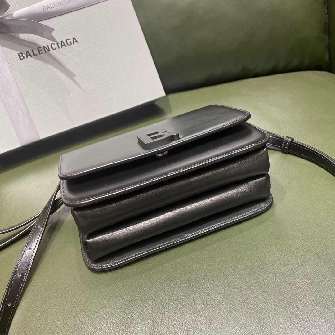 BALENCIAGA 𝘀𝗺𝗮𝗹𝗹 𝗯𝗮𝗴 Plain black buckle