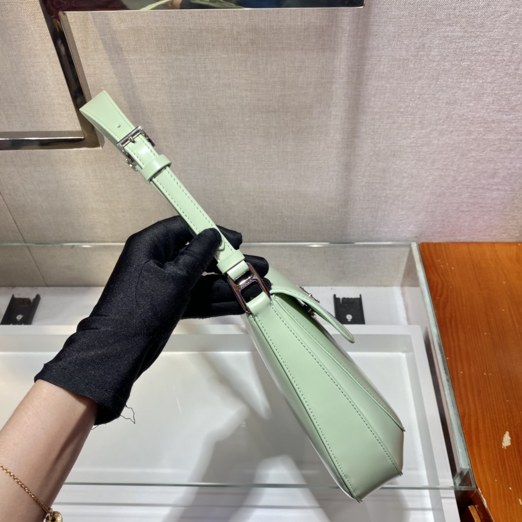 𝐏𝐑𝐀𝐃𝐀 Large flap w/ double shoulder strap 1BD303