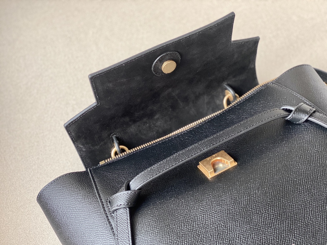𝐂𝐞𝐥𝐢𝐧𝐞 BELT MICRO BAG in grained calfskin