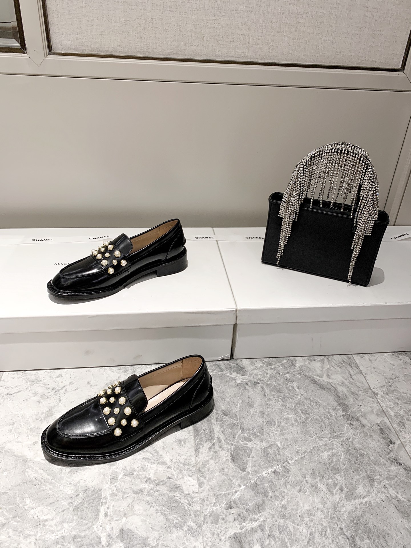 Stuart Weitzman 2020 autumn and winter new pearl shoes import open-edge bead leather