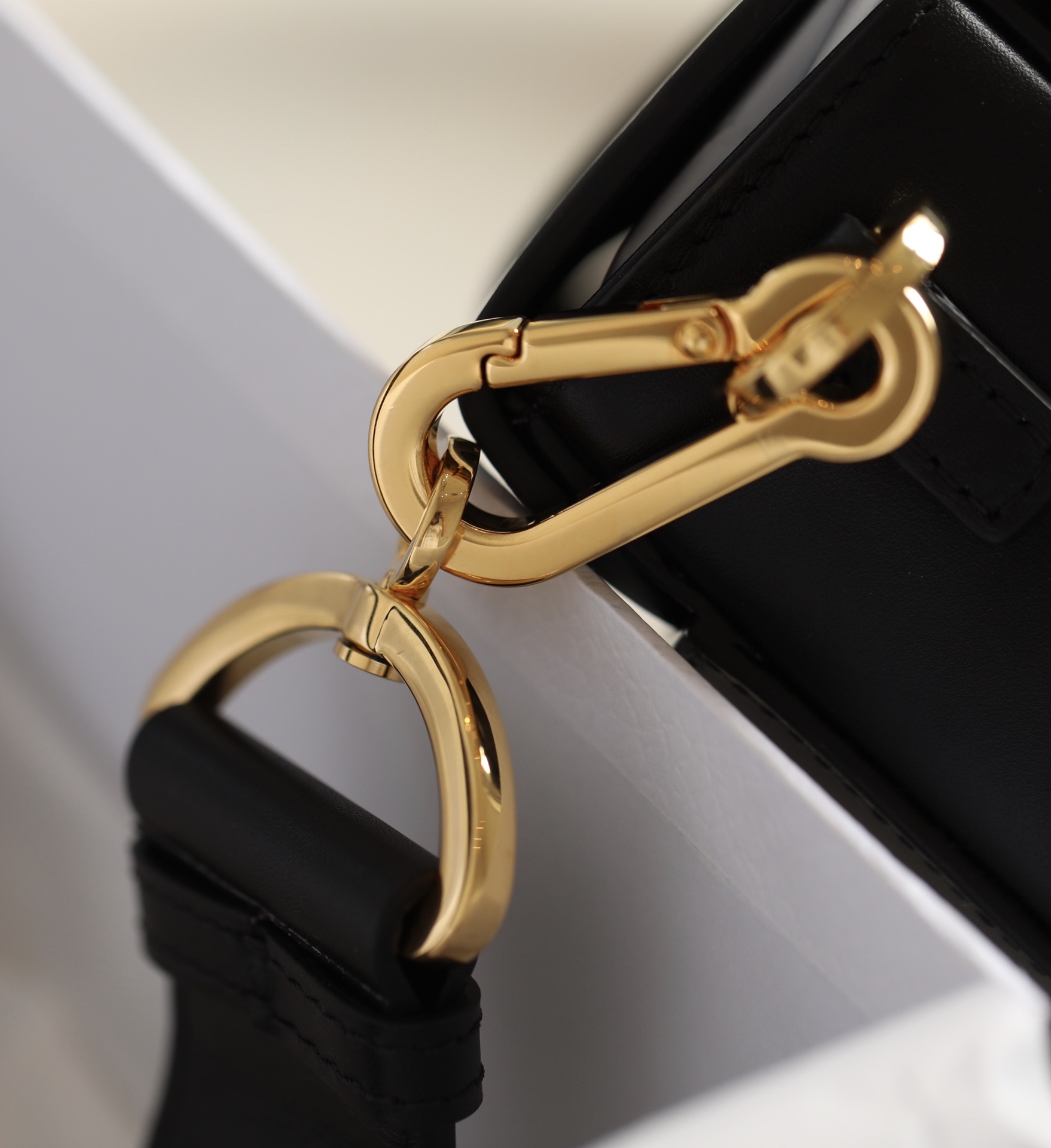 Montaigne 𝙢𝙞𝙣𝙞 box bag