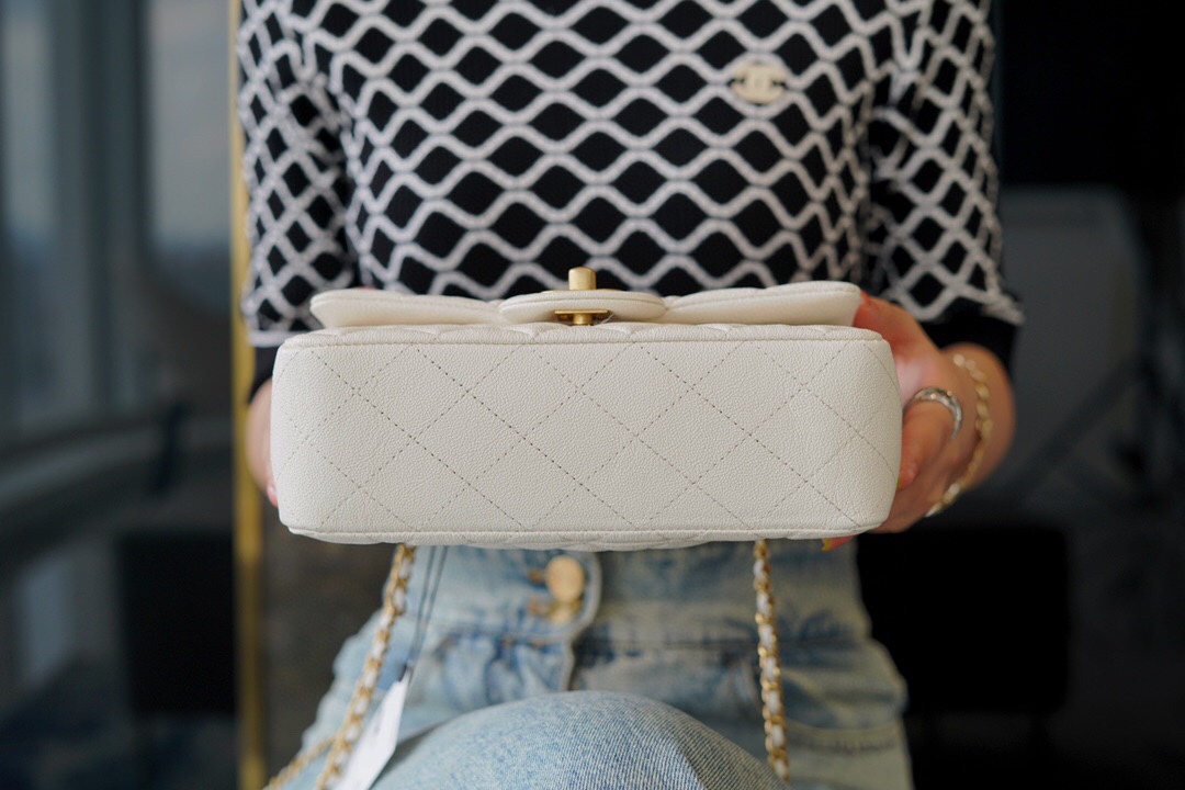 𝗖𝗛𝗔𝗡𝗘𝗟✦𝗖𝗹𝗮𝘀𝘀𝗶𝗰 𝗙𝗹𝗮𝗽 2021 𝗦𝘀 spring and summer new handleℂ𝔽 𝕄𝕚𝕟𝕚 white