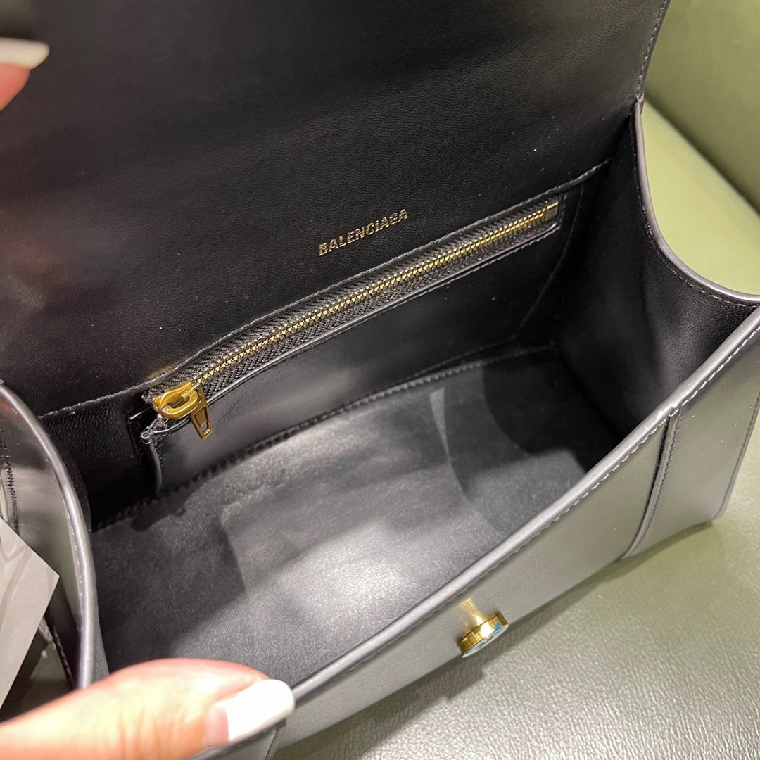 BALENCIAGA 𝐇𝐨𝐮𝐫𝐠𝐥𝐚𝐬𝐬 𝐒 The hourglass bag of the fashion world