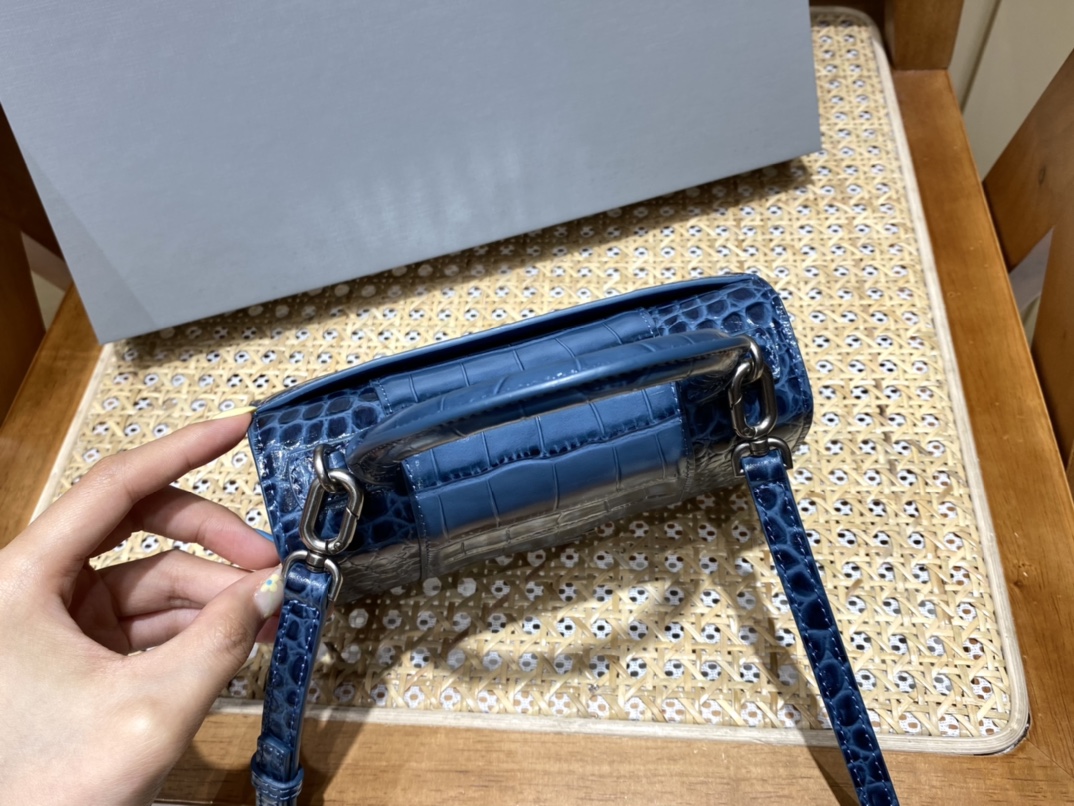 BALENCIAGA 𝐇𝐨𝐮𝐫𝐠𝐥𝐚𝐬𝐬 𝐗𝐒 crocodile-textured cowhide