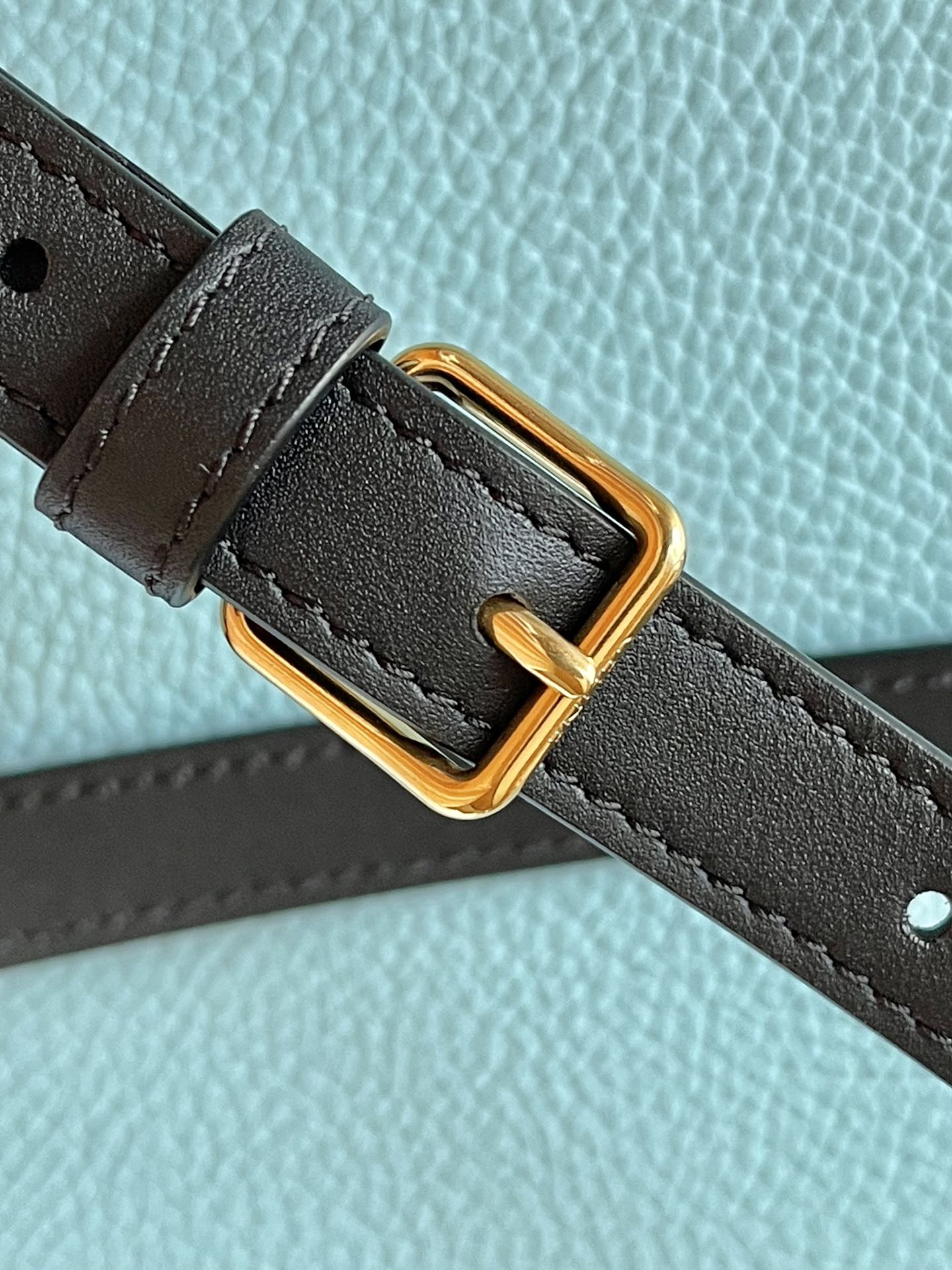 𝐂𝐞𝐥𝐢𝐧𝐞 CUIR TRIOMPHE Small smooth calfskin bucket bag