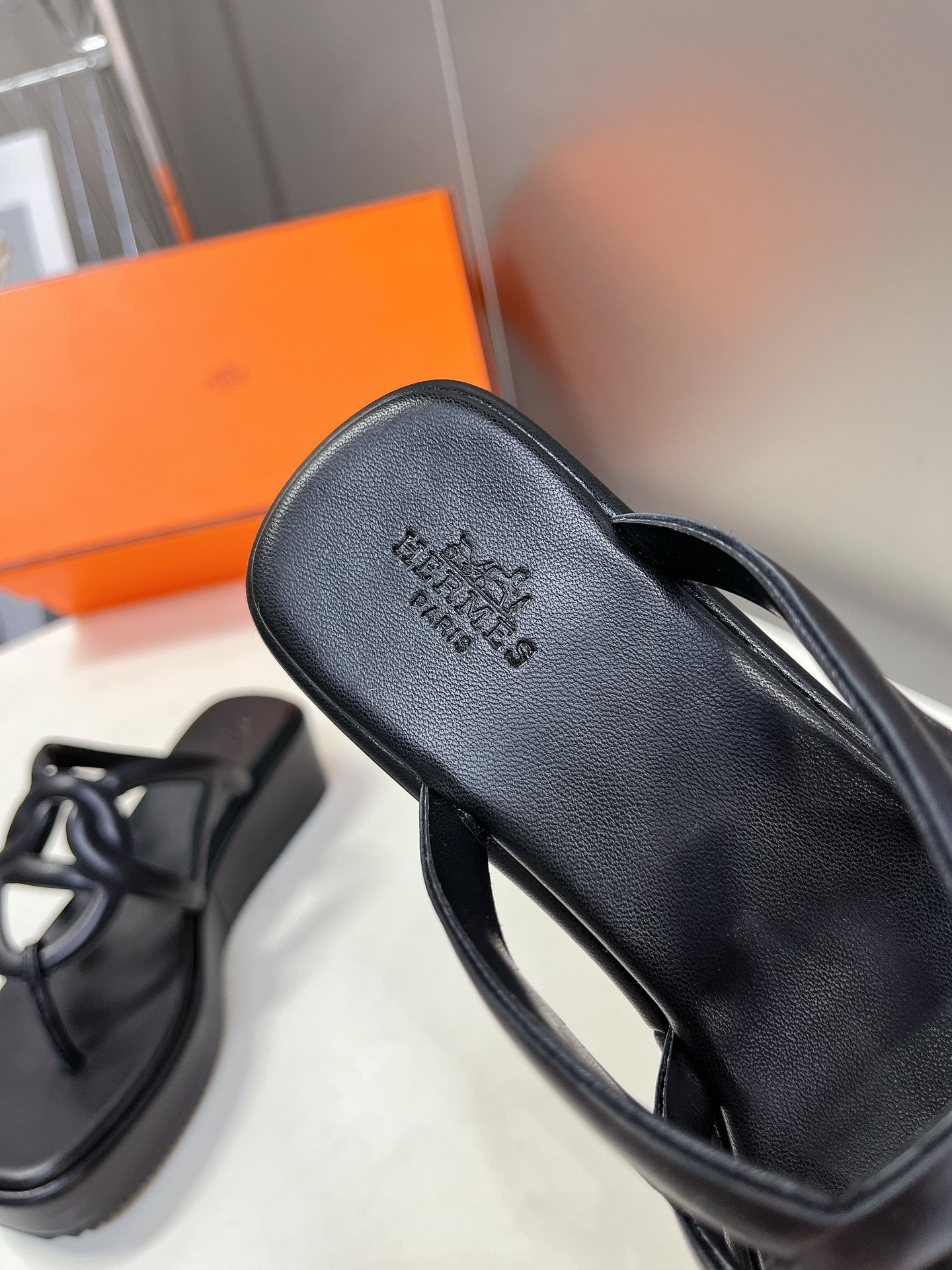 Hermes thick bottom H drag