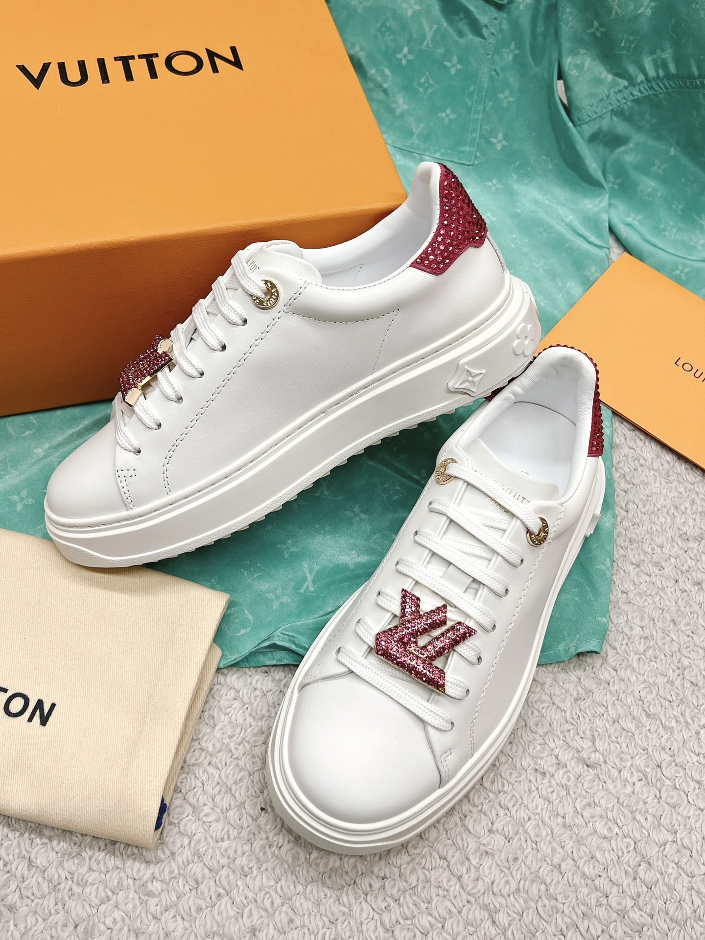 Louis Vuitton's new letter rhinestone white shoes series is new🆕