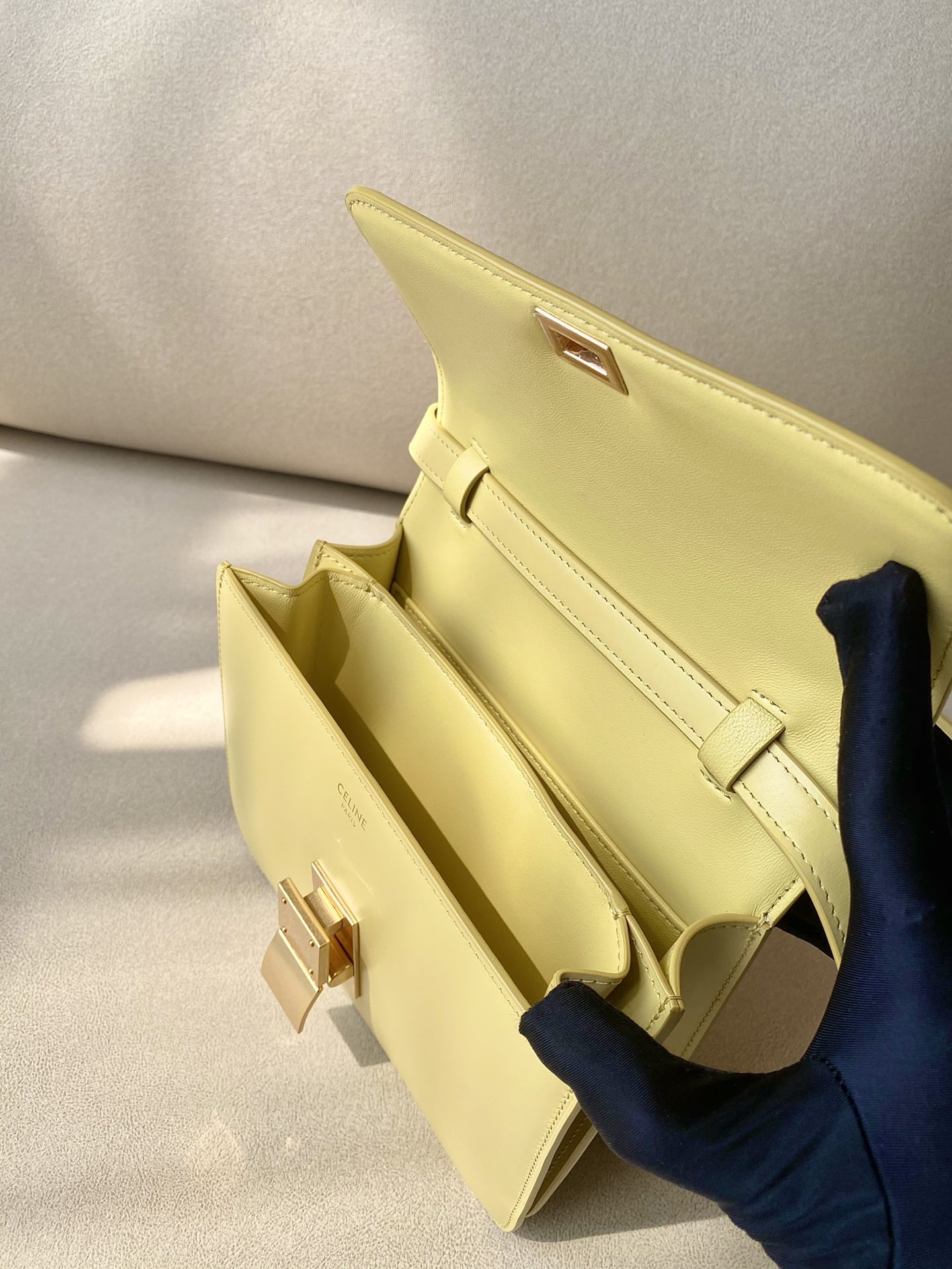 𝐂𝐞𝐥𝐢𝐧𝐞 Box Teen bag in polished calfskin