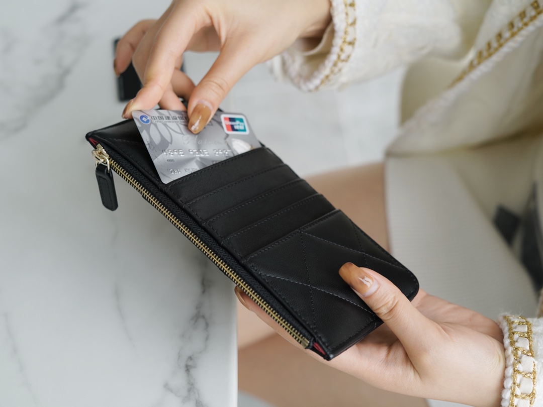 𝗖𝗛𝗔𝗘𝗡𝗟✦Classic 19 Collection Translucent and bright textured goatskin 🐐 Phone bag Black Gold