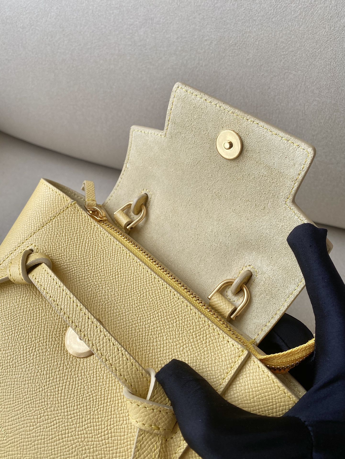 𝐂𝐞𝐥𝐢𝐧𝐞 𝐛𝐞𝐥𝐭 𝐩𝐢𝐜𝐨 𝟏𝟔𝐜𝐦 Grained Calfskin Bag