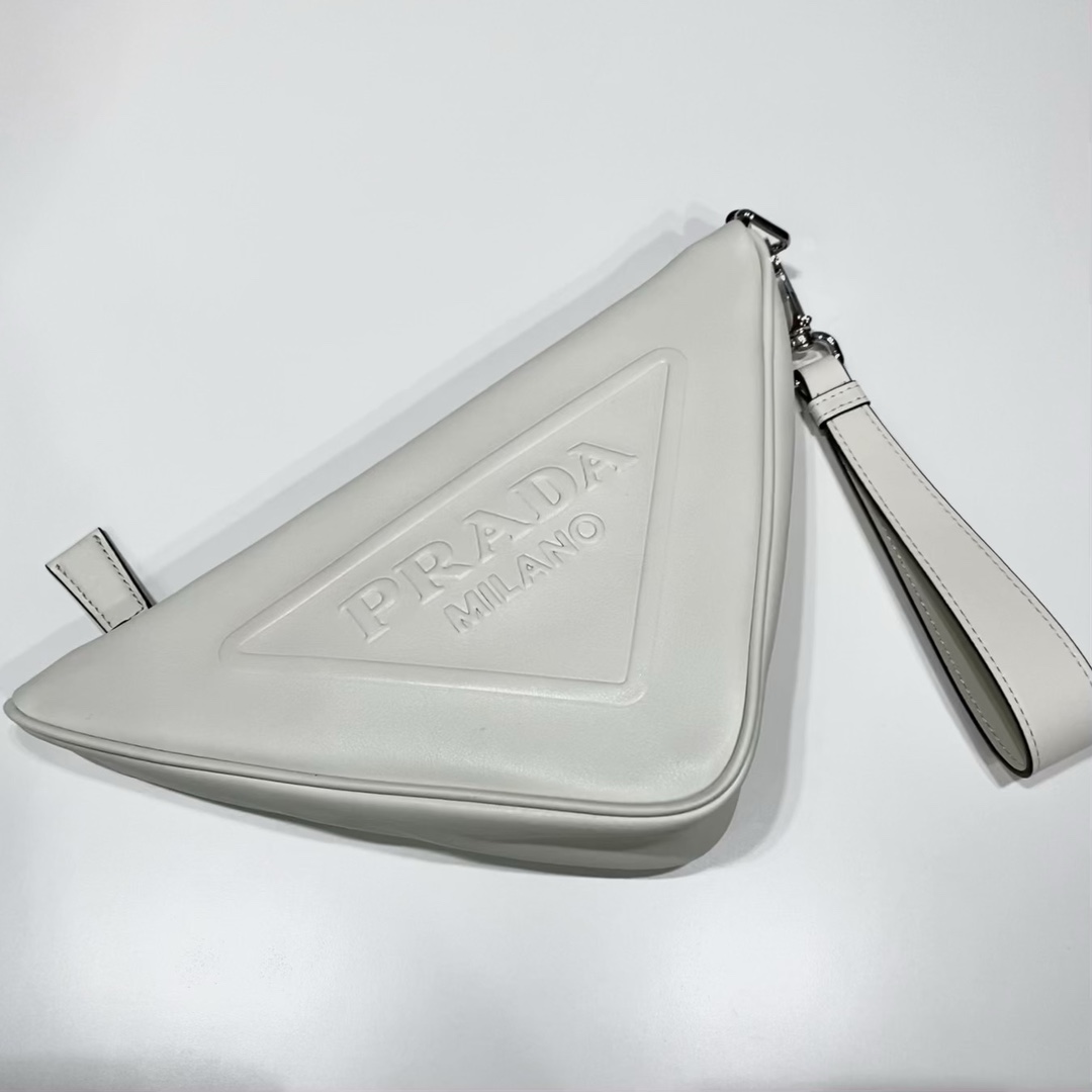 𝐏𝐑𝐀𝐃𝐀 Triangle Handbag 1NE039
