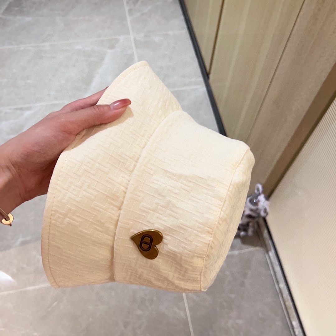 [DIOR Dior] 2023 spring and summer simple heart-shaped logo fisherman hat