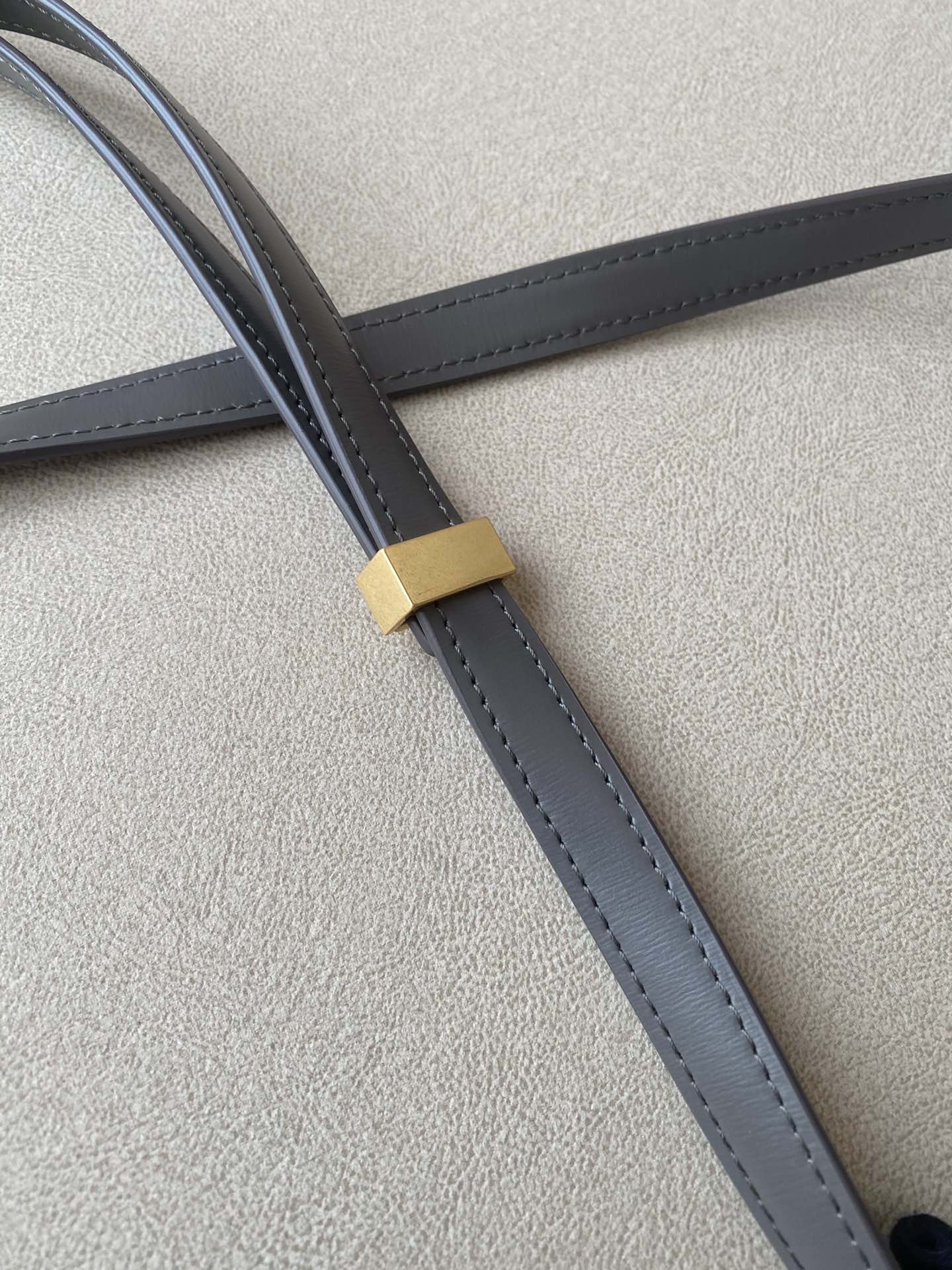 𝐂𝐞𝐥𝐢𝐧𝐞 Box Teen bag in polished calfskin