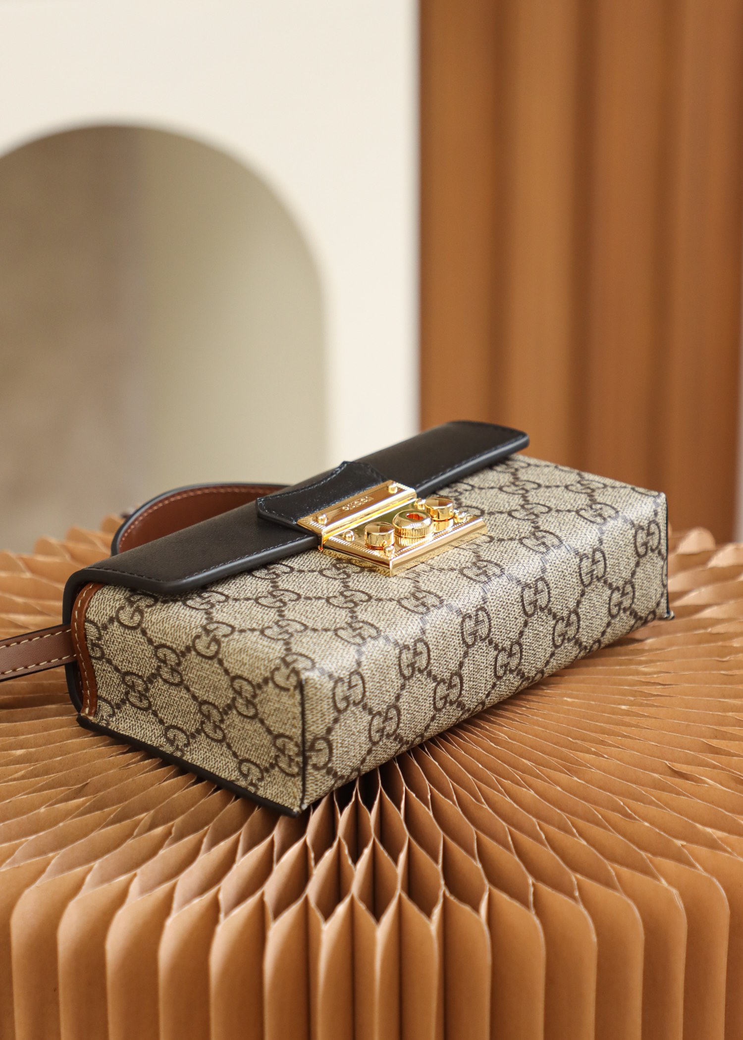 GUCCI 𝙥𝙖𝙙𝙡𝙤𝙘𝙠 series new member genuine leather #652683