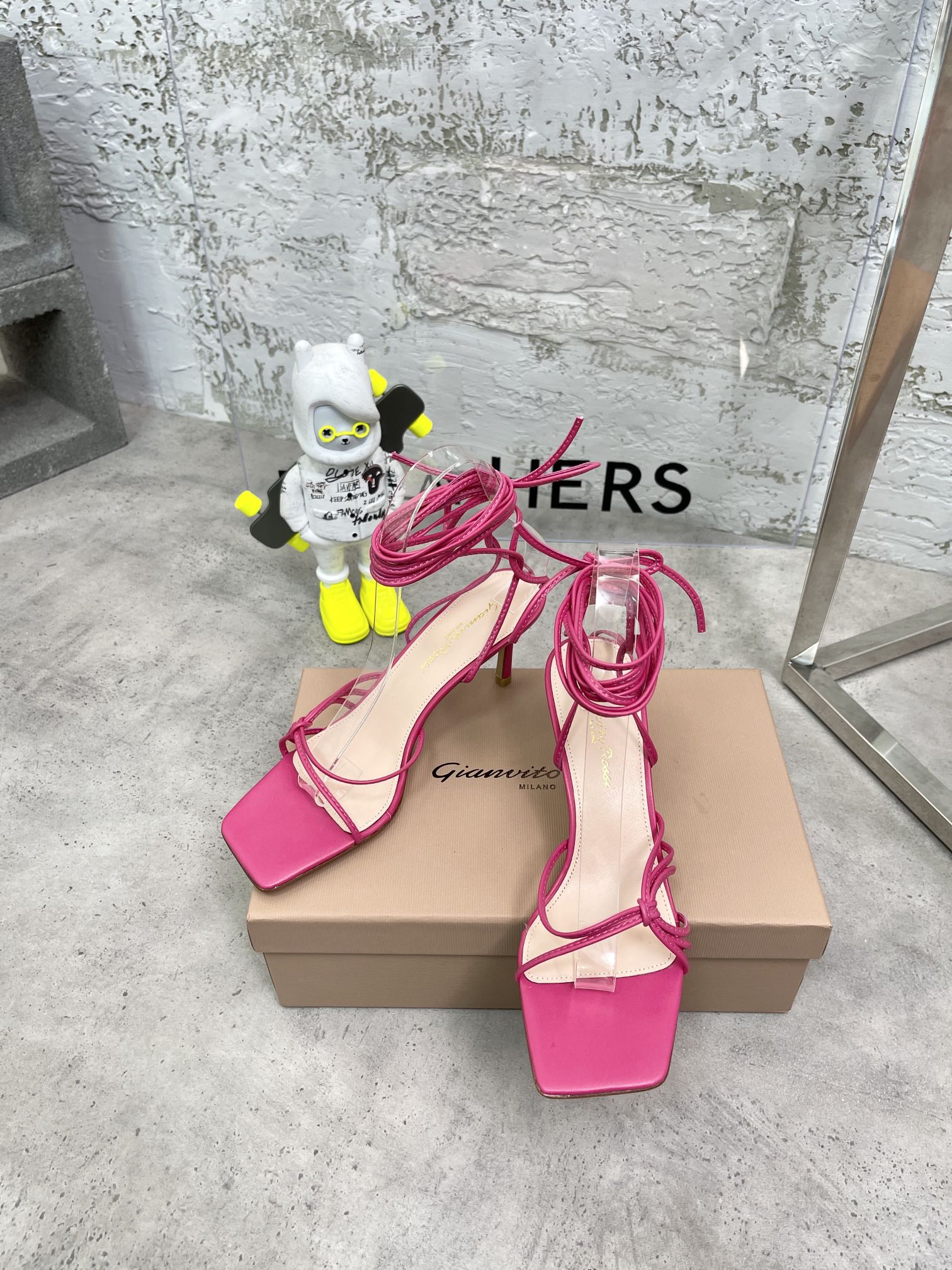 𝐆𝐢𝐚𝐧𝐯𝐢𝐭𝐨｜𝟐𝟎𝟐𝟑/𝐒𝐒 𝐧𝐞𝐰 Sylvie metallic high heels