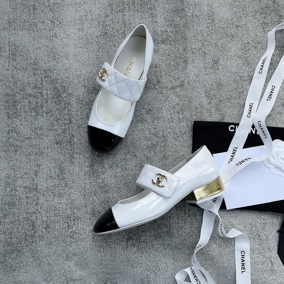 CHANEL book bag buckle single shoes Mary Jane single shoes bright wrinkled patent leather gold heel