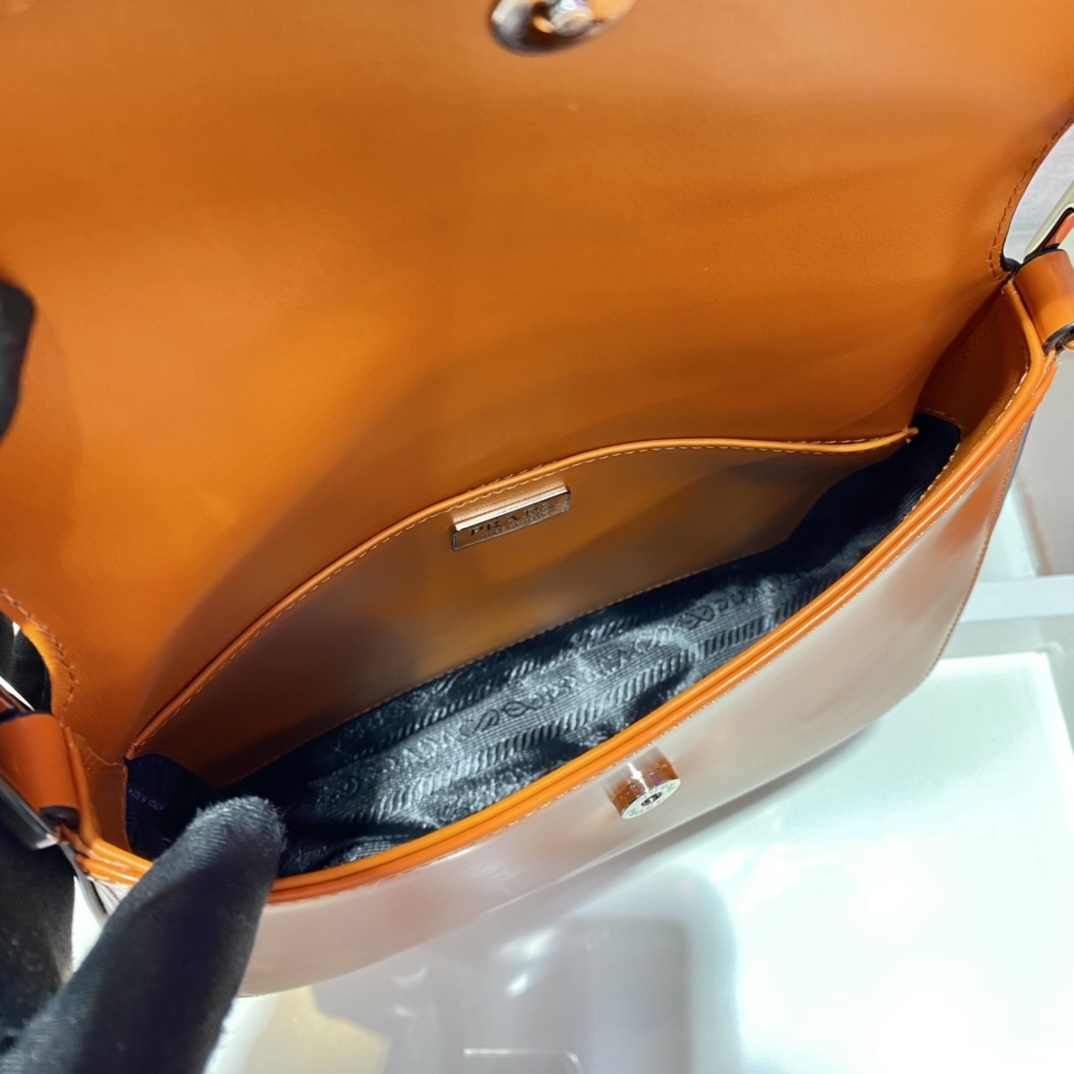 𝐏𝐑𝐀𝐃𝐀 Large flap w/ double shoulder strap 1BD303