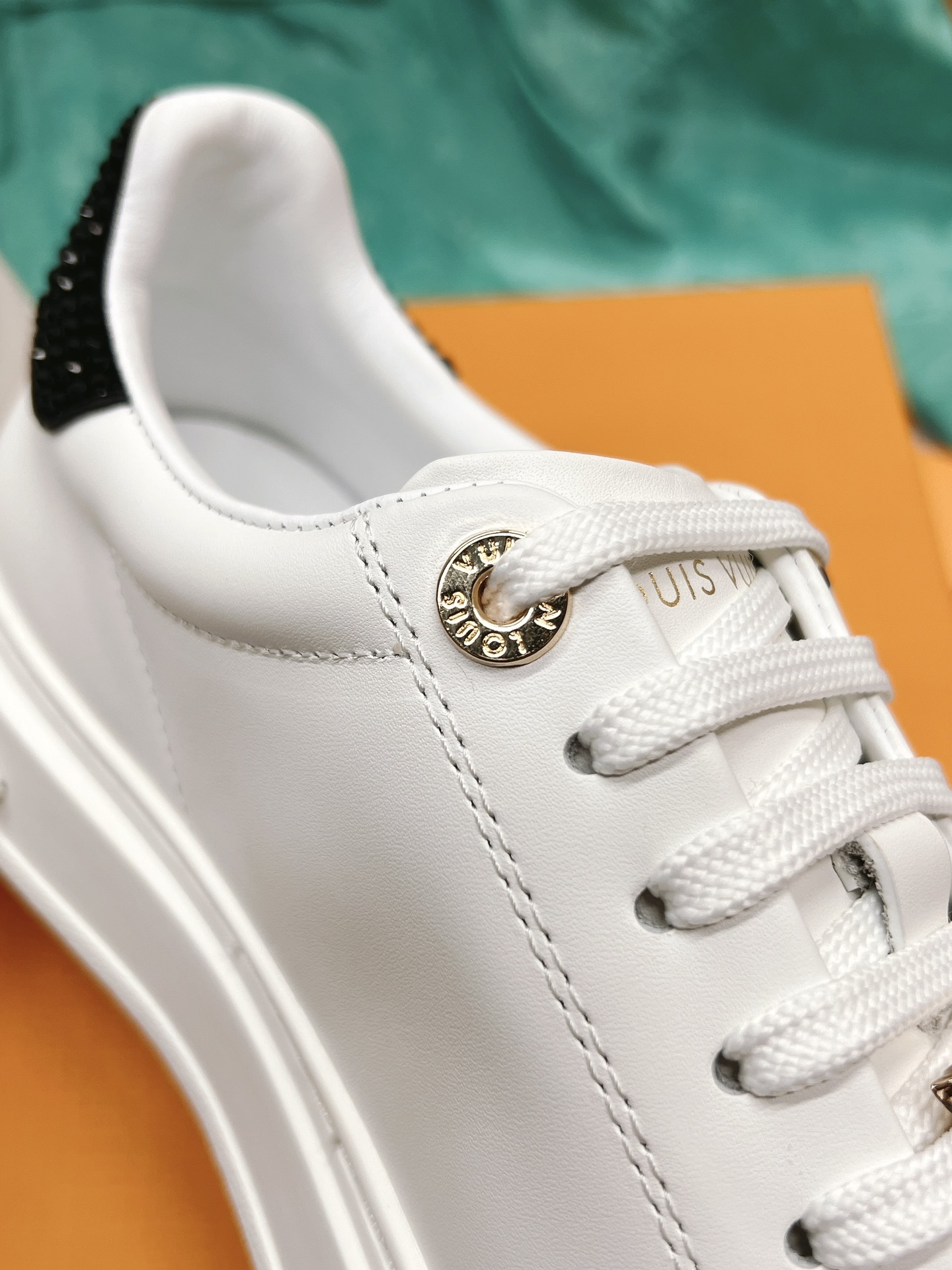 Louis Vuitton's new letter rhinestone white shoes series is new🆕
