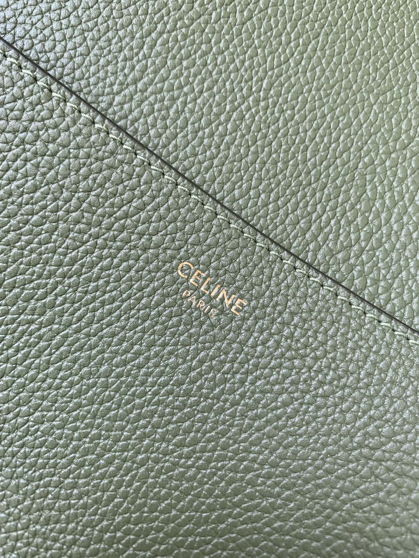 𝐂𝐞𝐥𝐢𝐧𝐞 SANGLE BUCKET bucket bag in soft grained calfskin