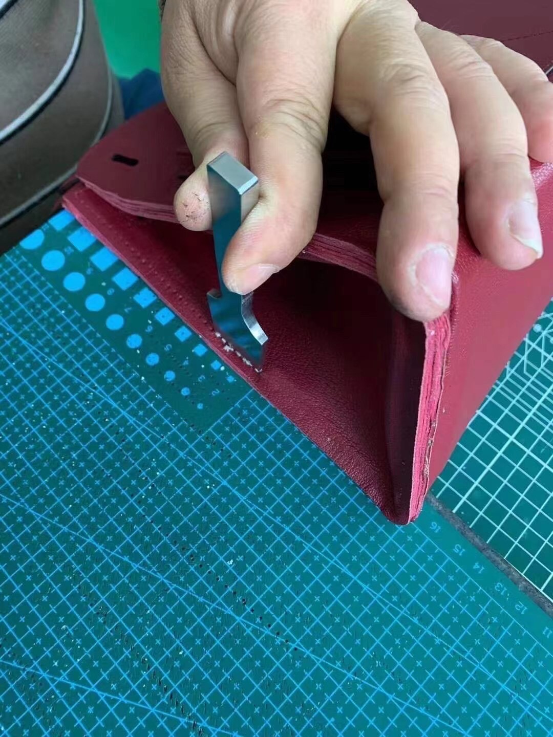 Hermes bag making process：One stitch is handmade to straighten the side of the bag and looks great.