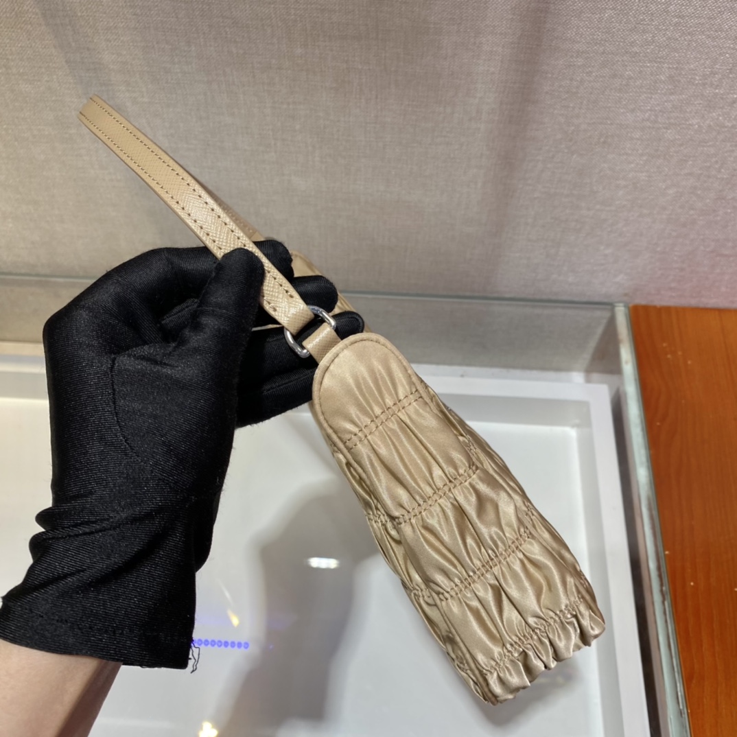 𝐏𝐑𝐀𝐃𝐀 nylon crinkle Hobo underarm bag