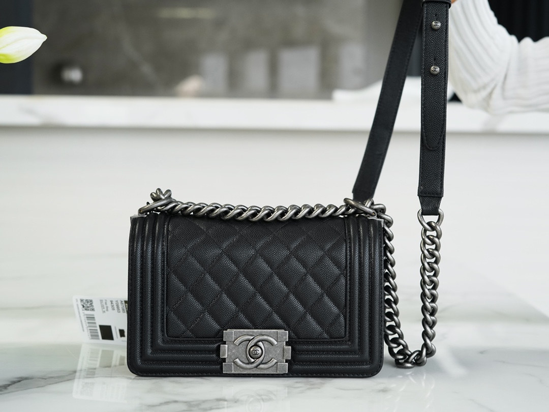 𝗖𝗵𝗮𝗻𝗲𝗹 𝗟𝗲𝗯𝗼𝘆 Imported custom caviar calfskin:Small ball pattern Small Black Silver