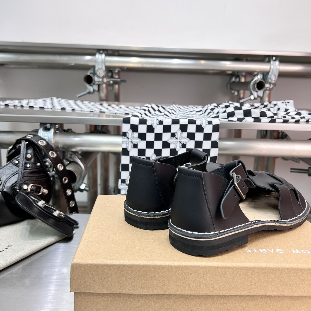 𝐒𝐭𝐞𝐯𝐞 𝐌𝐨𝐧𝐨｜𝟐𝟎𝟐𝟑𝐒𝐒/𝐧𝐞𝐰 A pair of fully handmade sandals using Goodyear practices