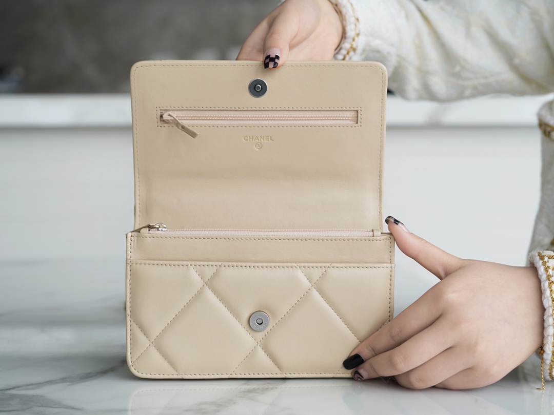 CHANEL 19Bag 𝑾𝒐𝒄 22C silver buckle light apricot