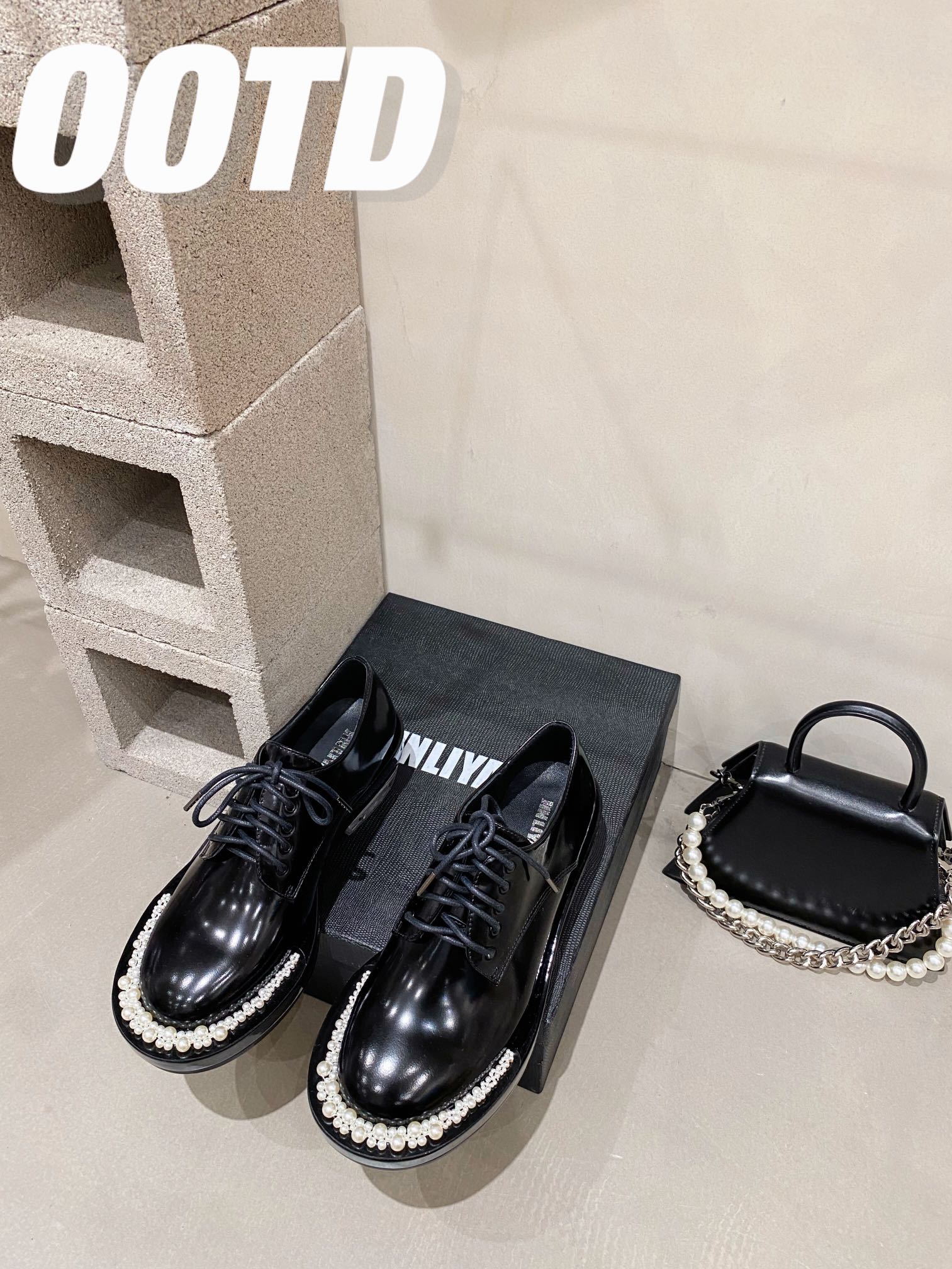 SR&HM | 𝟐𝟎𝟐𝟏/𝐒𝐒 𝐧𝐞𝐰 SR&HM original custom cowhide upper Hand-stitched pearl along the strip