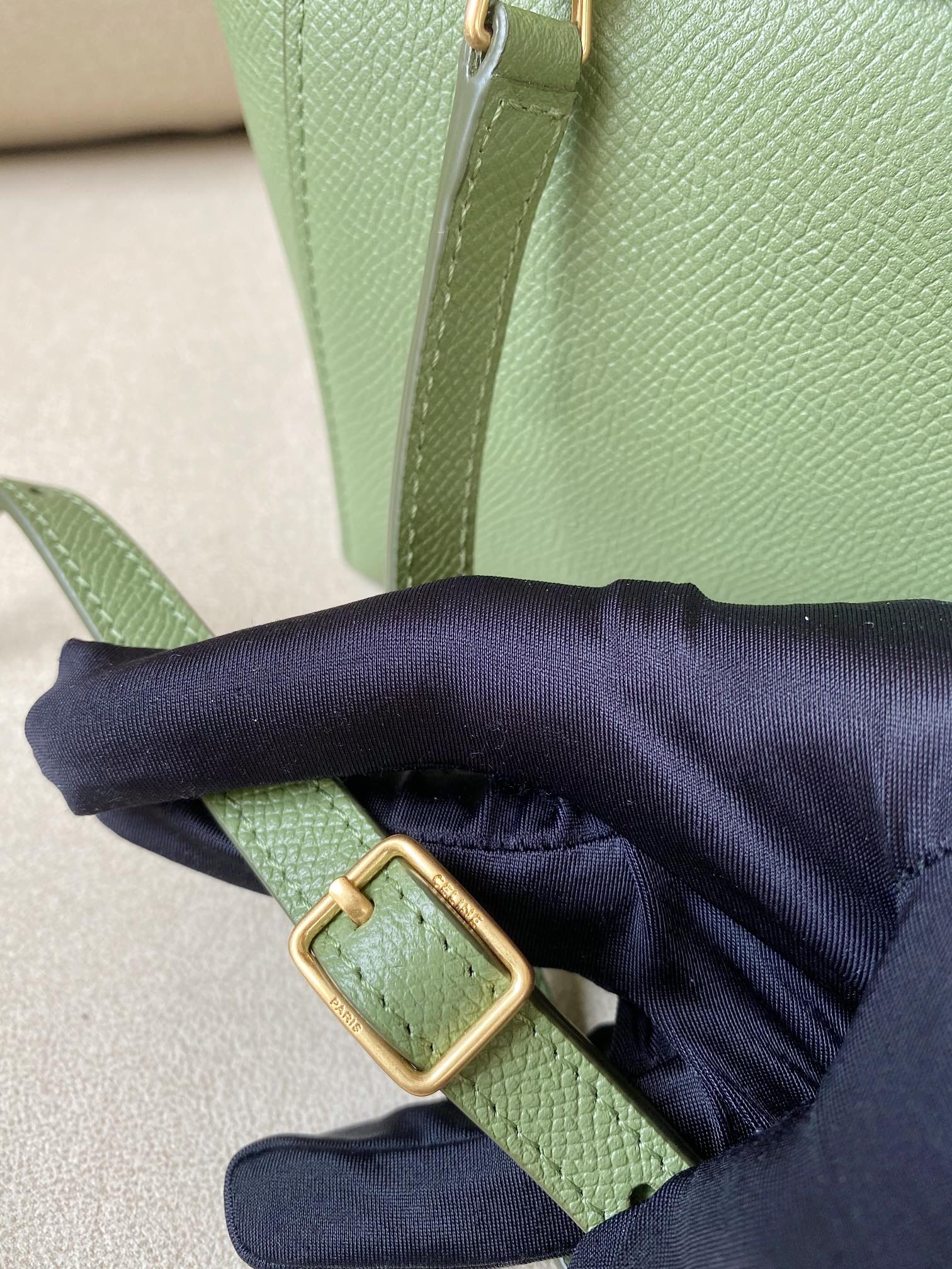 𝐂𝐞𝐥𝐢𝐧𝐞 𝐛𝐞𝐥𝐭 𝐩𝐢𝐜𝐨 𝟏𝟔𝐜𝐦 Grained Calfskin Bag