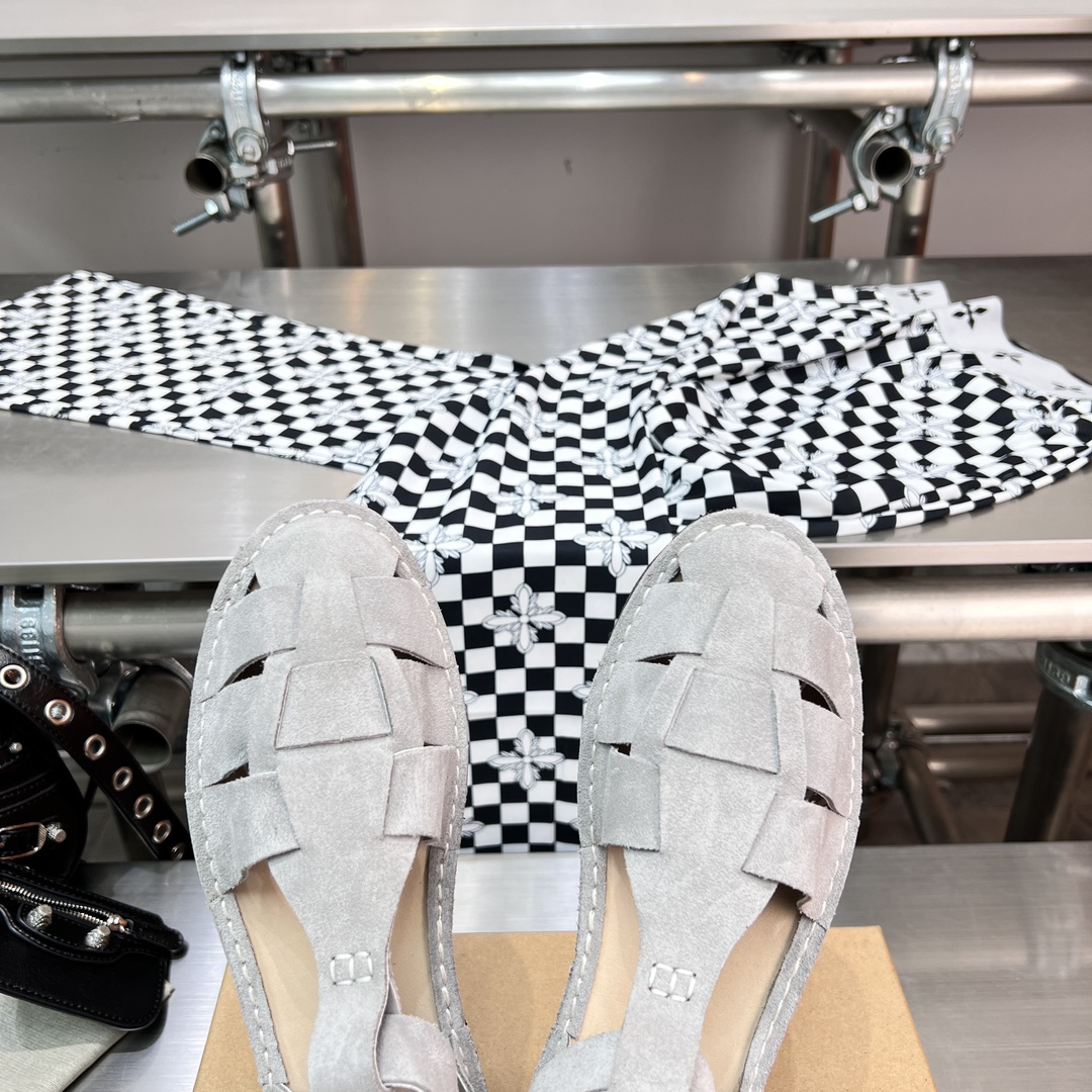 𝐒𝐭𝐞𝐯𝐞 𝐌𝐨𝐧𝐨｜𝟐𝟎𝟐𝟑𝐒𝐒/𝐧𝐞𝐰 A pair of fully handmade sandals using Goodyear practices