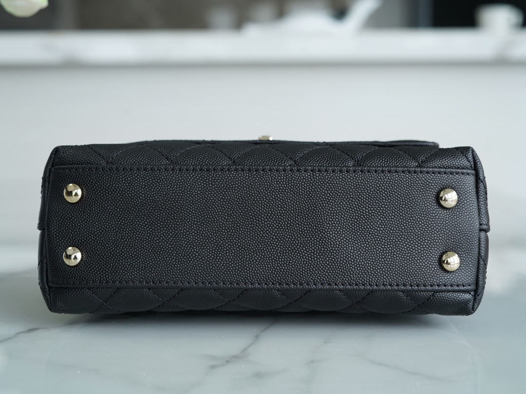 CHANEL 𝑪𝒐𝑪𝒐 𝒉𝒂𝒏𝒅𝒍𝒆 New Cowhide Handle Small Black Gold