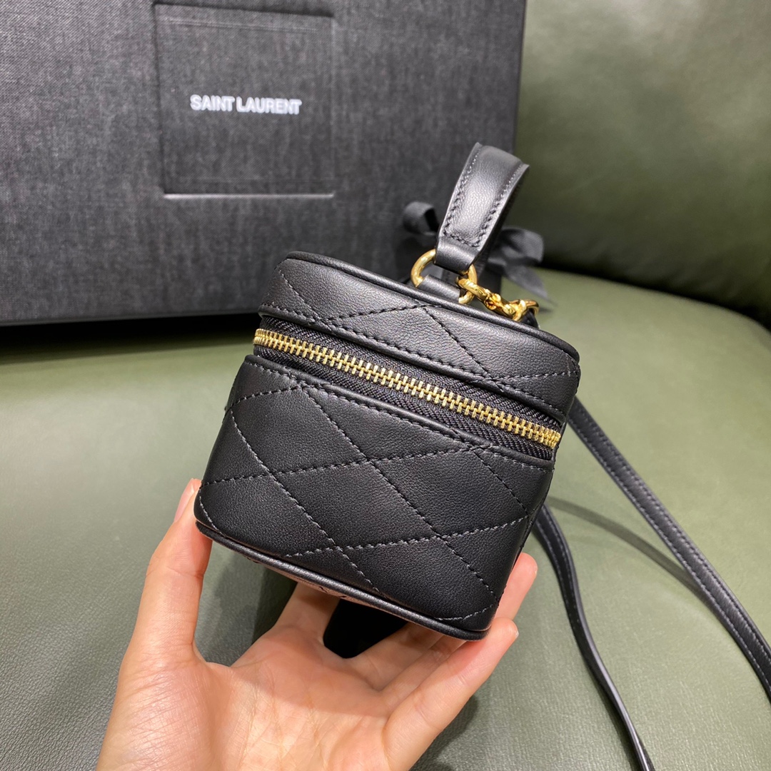 SAINT LAURENT  𝙑𝙖𝙣𝙞𝙩𝙮 𝘾  #669560.JD