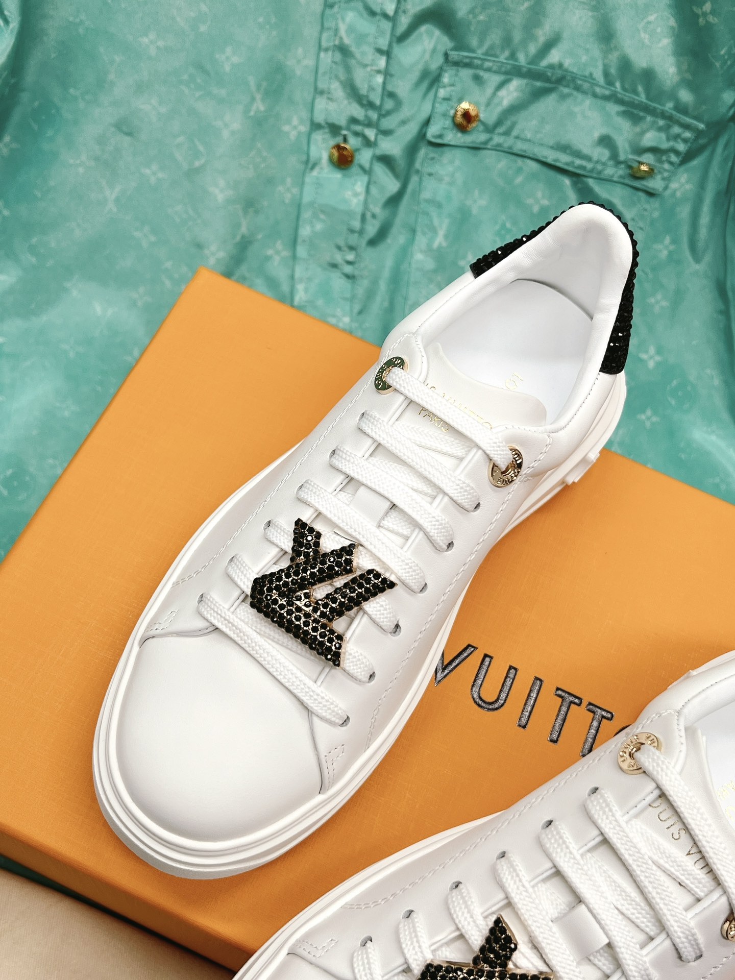 Louis Vuitton's new letter rhinestone white shoes series is new🆕