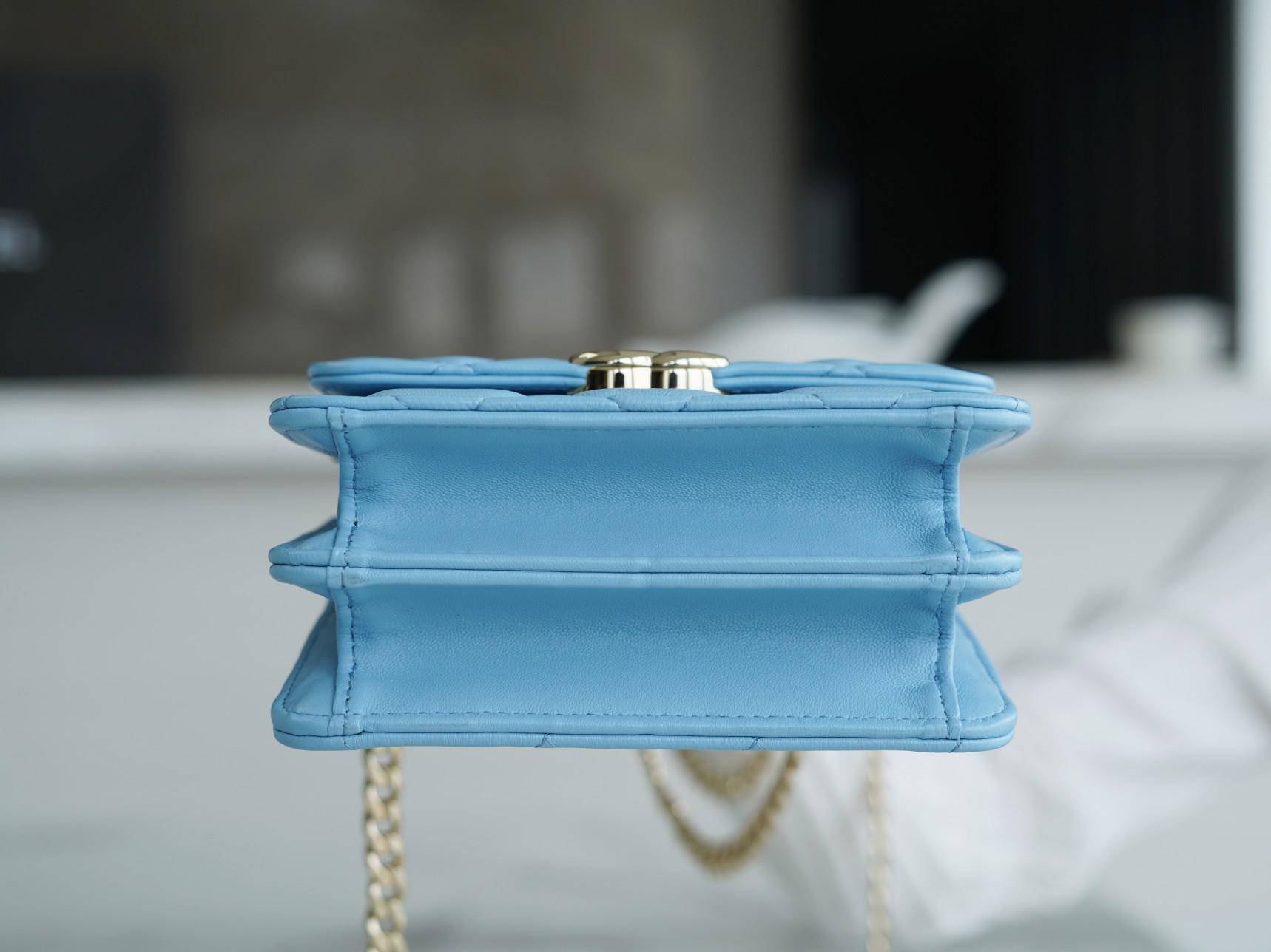 𝗖𝗛𝗔𝗘𝗡𝗟✦ 𝟮𝟮𝐒 Enamel Handle Chain Bag Blue
