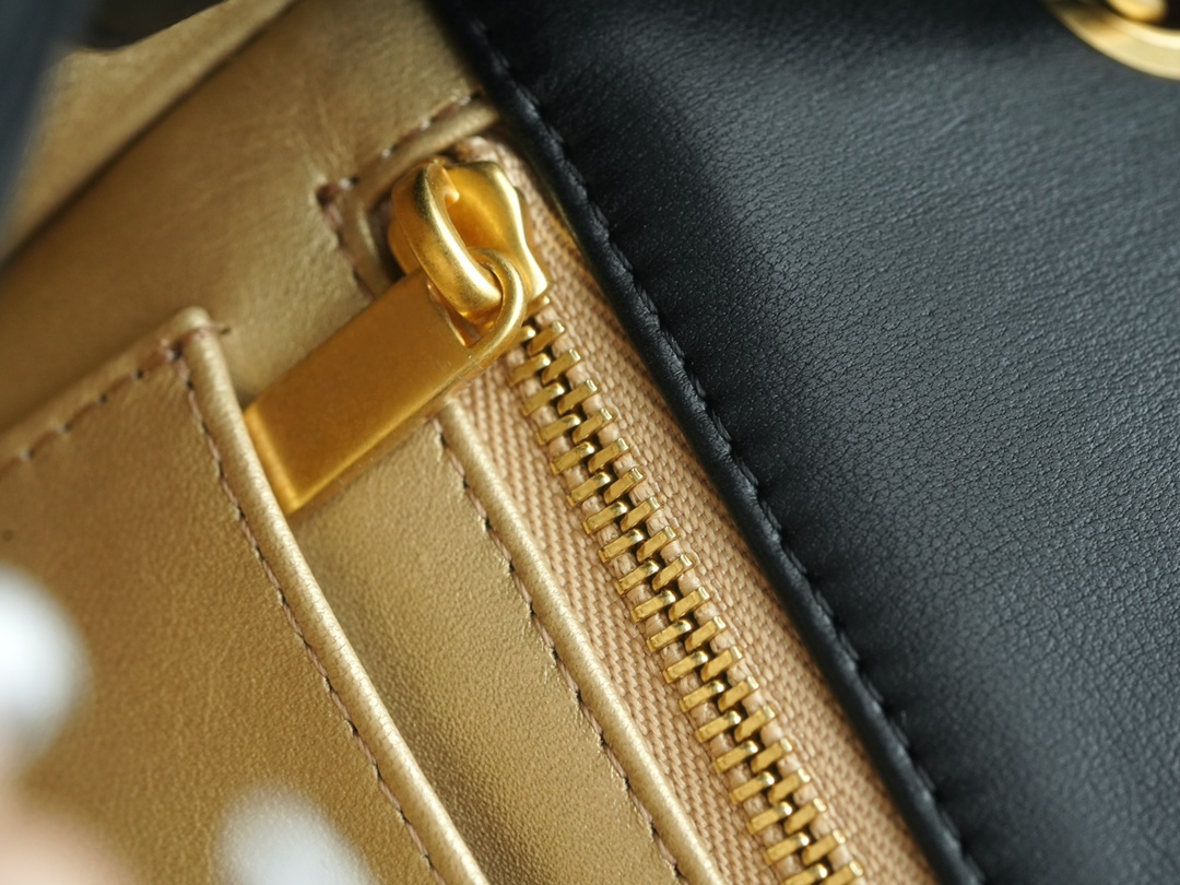 𝗖𝗛𝗔𝗘𝗡𝗟✦ 23C metal ball 𝑴𝒊𝒏𝒊 genuine leather black 🖤