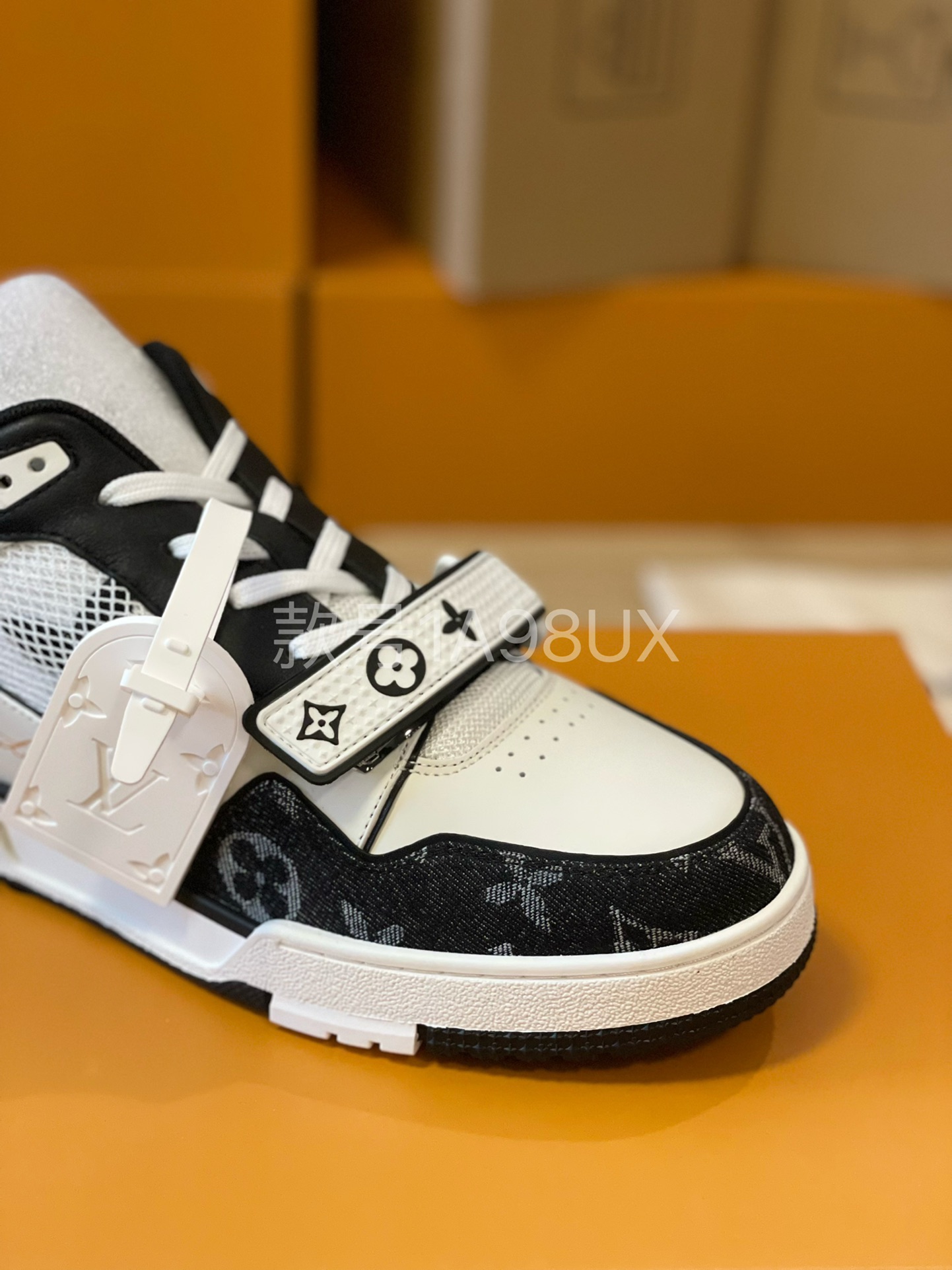 Louis Vuitton Trainer sneakers for couples, style 1A98UX